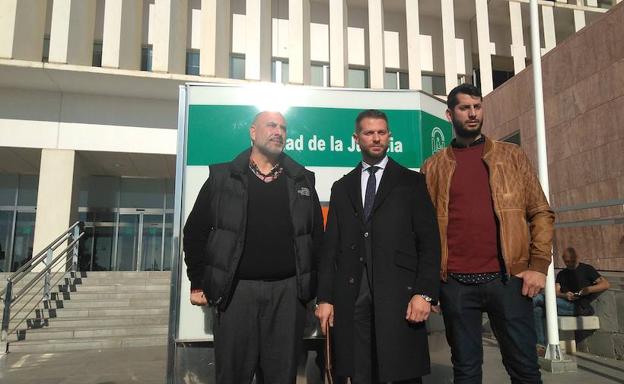 Los representantes del STAL con su abogado, José María Ramírez.