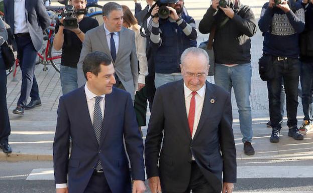 De la Torre y Moreno, ayer acompañados por Bendodo a su llegada al Ayuntamiento.