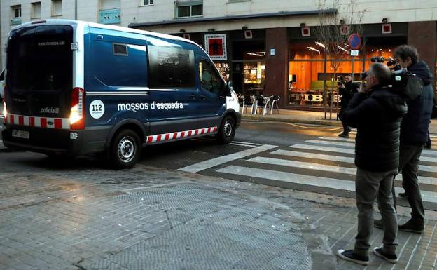Los detenidos por la presunta violación múltiple de una joven de 18 años en Sabadell (Barcelona) llegan en un furgón de los Mossos d'Esquadra a los juzgados de Sabadell. 