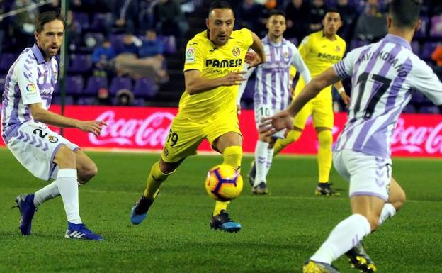 Santi Carzorla (c), persigue el balón ante los jugadores del Valladolid, José Ignacio Martínez «Nacho» (i) y Javi Moyano. 