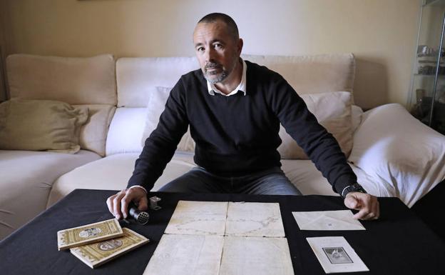 José Fernández Molina, junto a los documentos históricos sobre la Alhambra atribuidos a Gómez-Moreno.