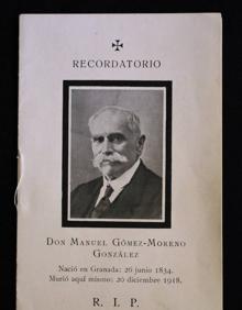 Imagen secundaria 2 - Arriba Fernández Molina analiza con luz ultravioleta los planos. Abajo, sello seco que incluye la fecha de 1886 y la esquela de Manuel Gómez-Moreno, autor de los documentos 