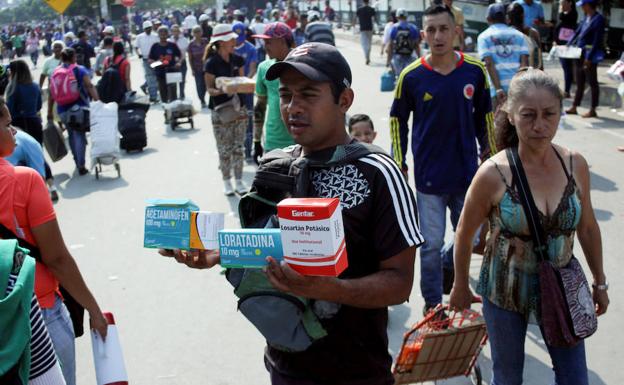 Un hombre vende medicamenteos en plena calle. 