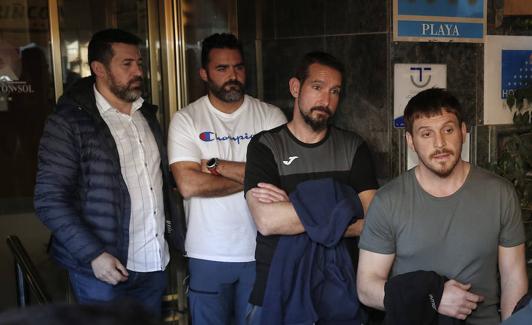 Algunos de los miembros de la Brigada de Salvamento Minero, el día que abandonaron el hotel en Rincón de la Victoria tras finalizar el rescate. 