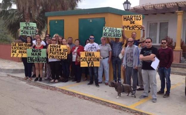 Los propietarios del Edificio Arco Iris, situado en El Puente de Don Manuel, en Alcaucín, en una protesta anterior de 2014.