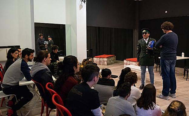 Fran Perea (a la izquierda), dirige el ensayo de 'Mitad del mundo', con Miguel Guardiola y Javier Márquez en escena.