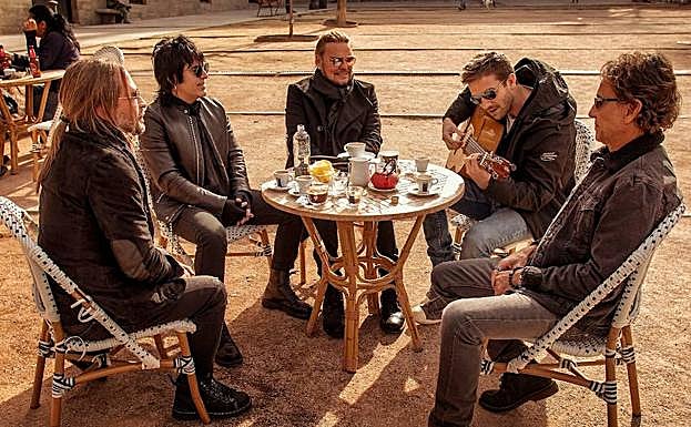 Pablo Alborán colgó hace unos días en sus redes esta fotografía con Maná. 