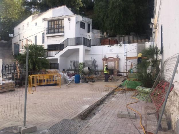El Ayuntamiento de Casares pondrá el suelo de la iglesia y rehabilitará el patio de La Pastora
