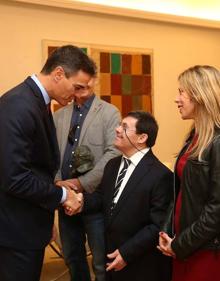 Imagen secundaria 2 - Pedro Sánchez recibe al equipo de la película 'Campeones', en el Complejo de la Moncloa.