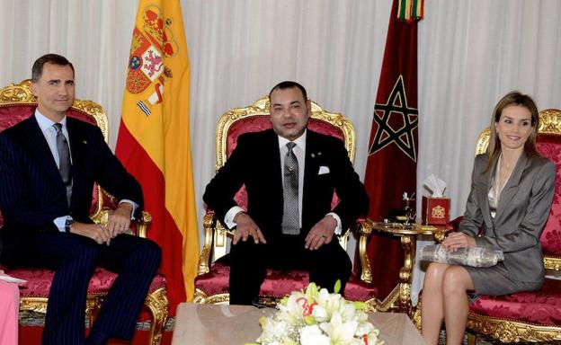 El Rey Felipe VI y la reina Letizia durante la reunión mantenida con Mohamed VI, rey de Marruecos, en el Palacio Real de Rabat, en el transcurso de su primer viaje oficial a Marruecos como Reyes de España 