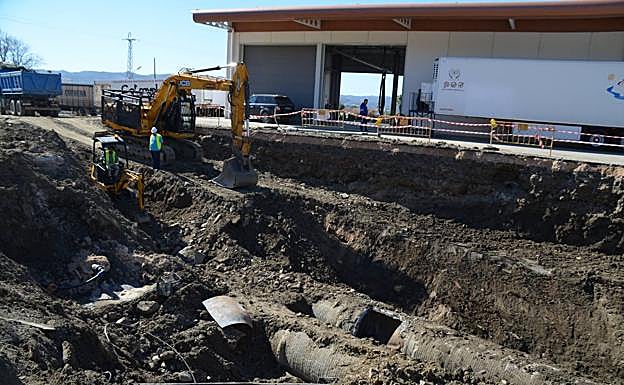Maquinaria, en la zona de la rotura este lunes. 