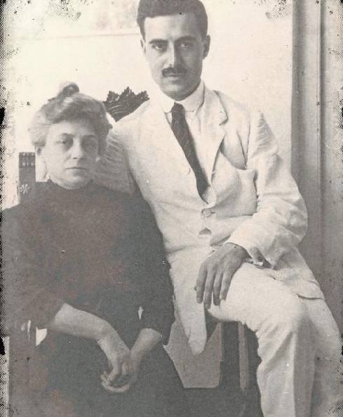  Familia. Alberto Jiménez Fraud con su madre Henriette, hacia 1915-1917. 