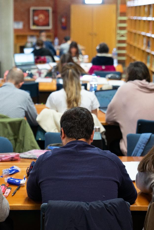 Alumnos estudiando en la Biblioteca General, una de las más frecuentadas. :: félix palacios