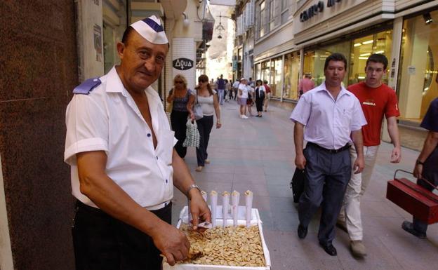 Pedro Hernández en su puesto, en una foto tomada en el año 2002. 