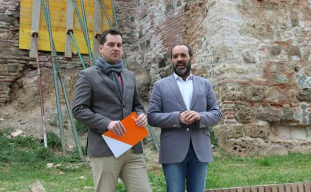 Juan Cassá (derecha), durante su visita hoy a las zonas de la Alcazaba que se encuentran apuntaladas.