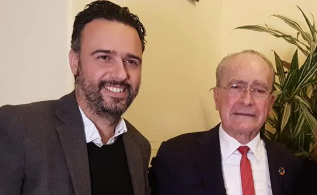 Raúl Jiménez,, hoy junto al alcalde de Málaga.