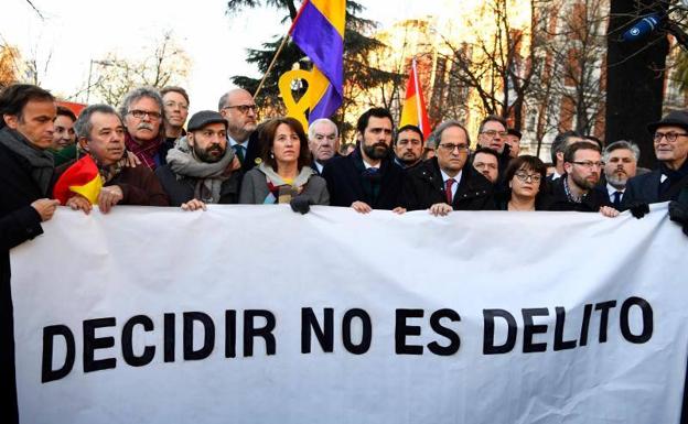 El presidente de la Generalitat, Quim Torra, y el presidente del Parlament, Roger Torrent, acuden al Tribunal Supremo con una pancarta antes del inicio del juicio del procés.