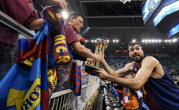 Oriola ofrece el trofeo de la Copa 2018 a los aficionados del Barcelona desplazados a Las Palmas.