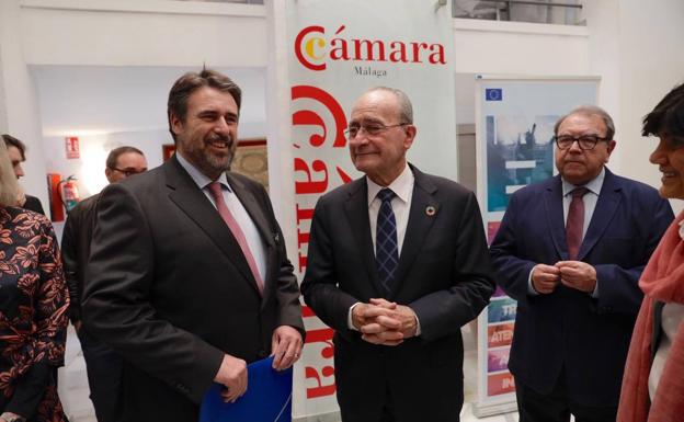 Alberto Barragán, jefe de la oficina en España del Banco Europeo de Inversiones (BEI), este jueves, con el alcalde de Málaga, Francisco de la Torre, y el presidente de la Cámara, Jerónimo Pérez Casero.