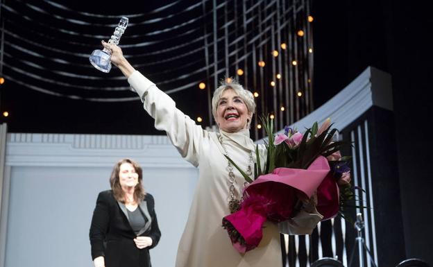 Concha Velasco levanta el premio Málaga de Teatro, ayer en el Cervantes, ante la mirada de Adelfa Calvo.D