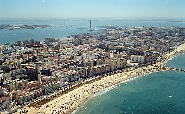Imagen de archivo de la playa de Santa María del Mar, en Cádiz. 