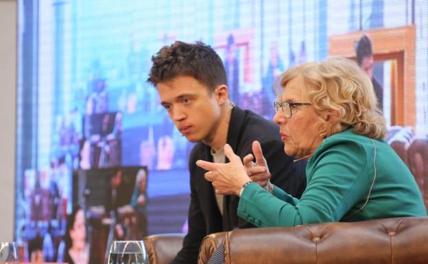 La alcaldesa de Madrid, Manuela Carmena, interviene junto al candidato a la presidencia de la Comunidad por Más Madrid, Íñigo Errejón. 