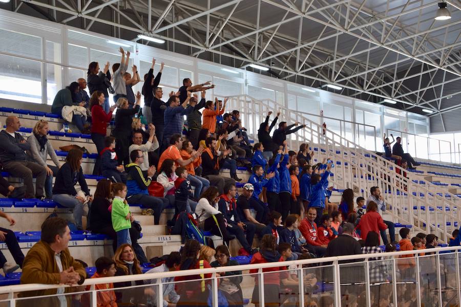 El C.D. La Candelaria Hockey femenino se hizo el pasado domingo con la victoria del Campeonato Andaluz de Hockey Sala en categoría alevín. Una apasionante final que tuvo al público entregado en todo momento. A un minuto de que terminara el partido La Candelaria empató a tres puntos con San Fermando y tuvieron que resolver la final a penaltis. El equipo también se llevó el trofeo a mejor jugadora y jugadora más goleadora.