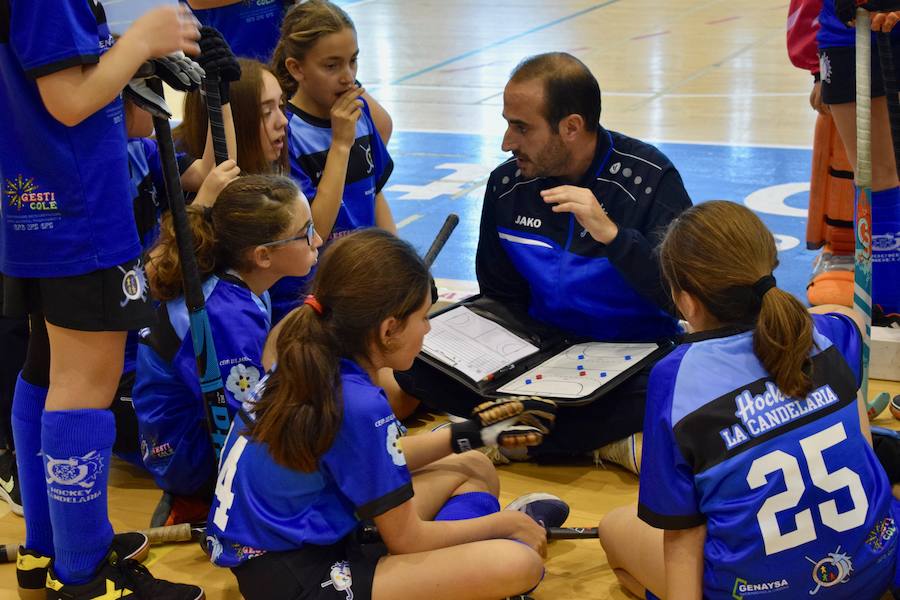 El C.D. La Candelaria Hockey femenino se hizo el pasado domingo con la victoria del Campeonato Andaluz de Hockey Sala en categoría alevín. Una apasionante final que tuvo al público entregado en todo momento. A un minuto de que terminara el partido La Candelaria empató a tres puntos con San Fermando y tuvieron que resolver la final a penaltis. El equipo también se llevó el trofeo a mejor jugadora y jugadora más goleadora.