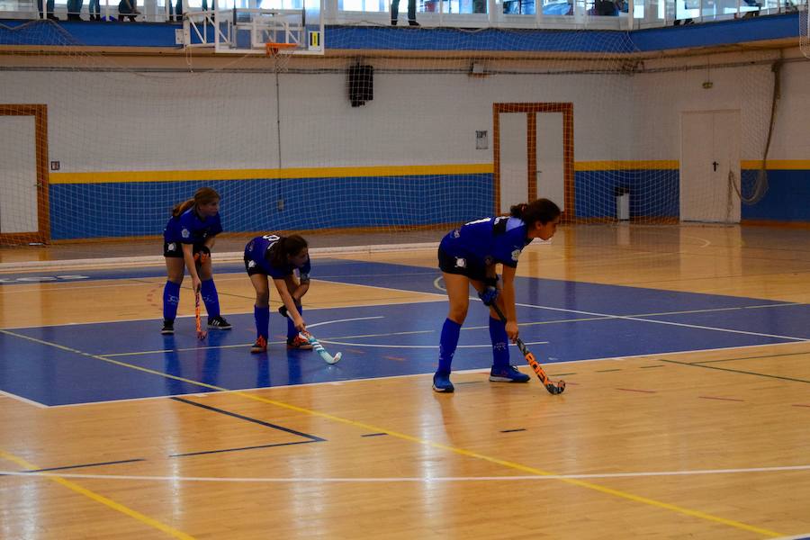 El C.D. La Candelaria Hockey femenino se hizo el pasado domingo con la victoria del Campeonato Andaluz de Hockey Sala en categoría alevín. Una apasionante final que tuvo al público entregado en todo momento. A un minuto de que terminara el partido La Candelaria empató a tres puntos con San Fermando y tuvieron que resolver la final a penaltis. El equipo también se llevó el trofeo a mejor jugadora y jugadora más goleadora.