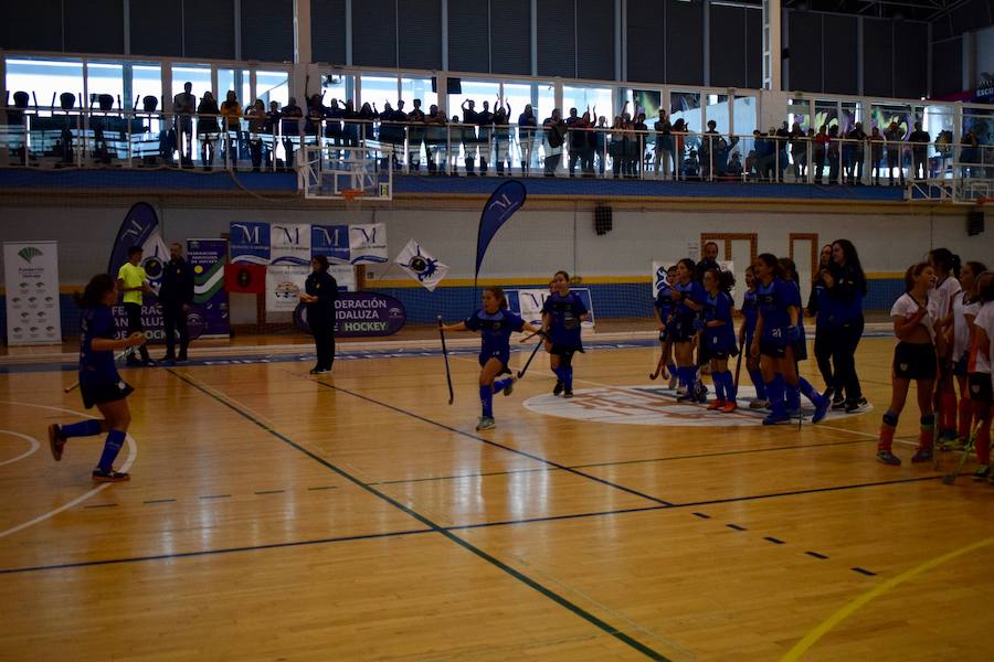 El C.D. La Candelaria Hockey femenino se hizo el pasado domingo con la victoria del Campeonato Andaluz de Hockey Sala en categoría alevín. Una apasionante final que tuvo al público entregado en todo momento. A un minuto de que terminara el partido La Candelaria empató a tres puntos con San Fermando y tuvieron que resolver la final a penaltis. El equipo también se llevó el trofeo a mejor jugadora y jugadora más goleadora.