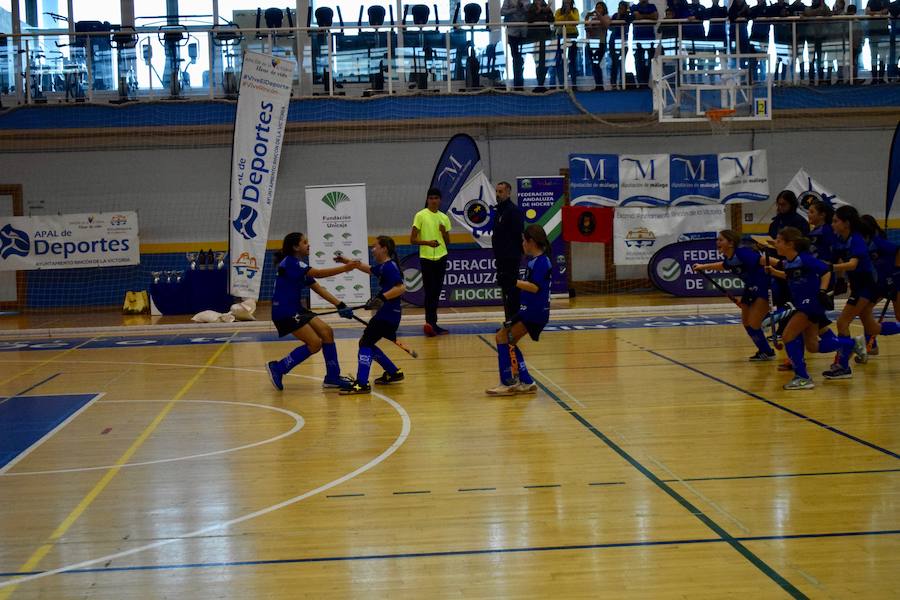 El C.D. La Candelaria Hockey femenino se hizo el pasado domingo con la victoria del Campeonato Andaluz de Hockey Sala en categoría alevín. Una apasionante final que tuvo al público entregado en todo momento. A un minuto de que terminara el partido La Candelaria empató a tres puntos con San Fermando y tuvieron que resolver la final a penaltis. El equipo también se llevó el trofeo a mejor jugadora y jugadora más goleadora.