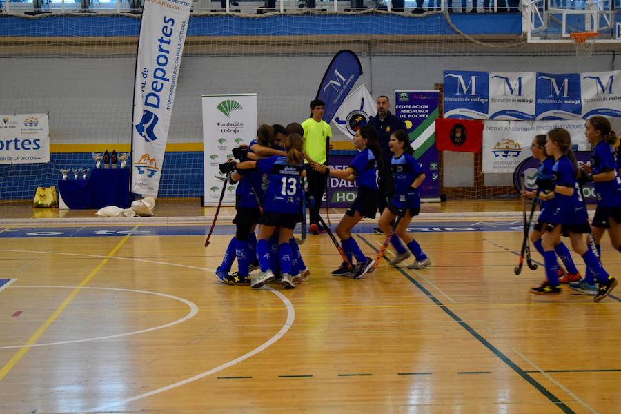 El C.D. La Candelaria Hockey femenino se hizo el pasado domingo con la victoria del Campeonato Andaluz de Hockey Sala en categoría alevín. Una apasionante final que tuvo al público entregado en todo momento. A un minuto de que terminara el partido La Candelaria empató a tres puntos con San Fermando y tuvieron que resolver la final a penaltis. El equipo también se llevó el trofeo a mejor jugadora y jugadora más goleadora.