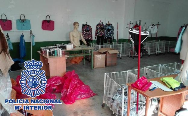 Intervienen cerca de 2.500 falsificaciones de calidad en un bazar clandestino de Málaga