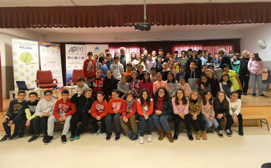 César Lucas ofrece una charla en el CEIP Carmen de Burgos. 
