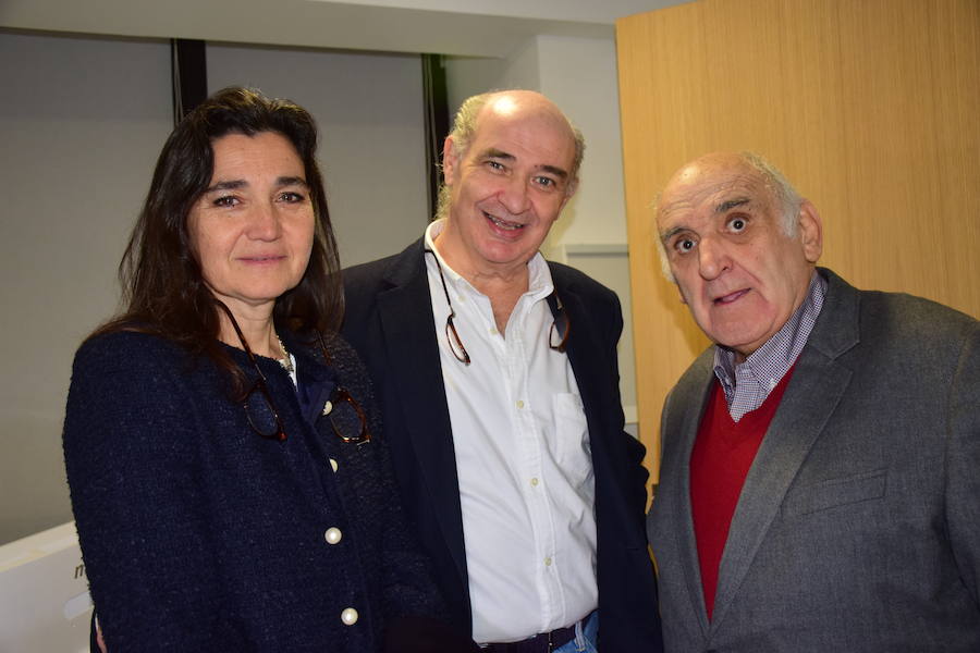 La Clínica Salas & Sánchez Yagüe celebra su inauguración con una fiesta apadrinada por Sergio Scariolo. En la foto, Curra L., Norberto Gándara junto al periodista José Luís Yagüe.