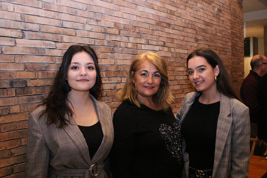 El restaurante Castaño Oscuro acoge la exposición conjunta ‘In love with art’, formada por diez artistas. En la foto, Paula Muñoz, Regina Álvarez y Ariadna Salmerón. 