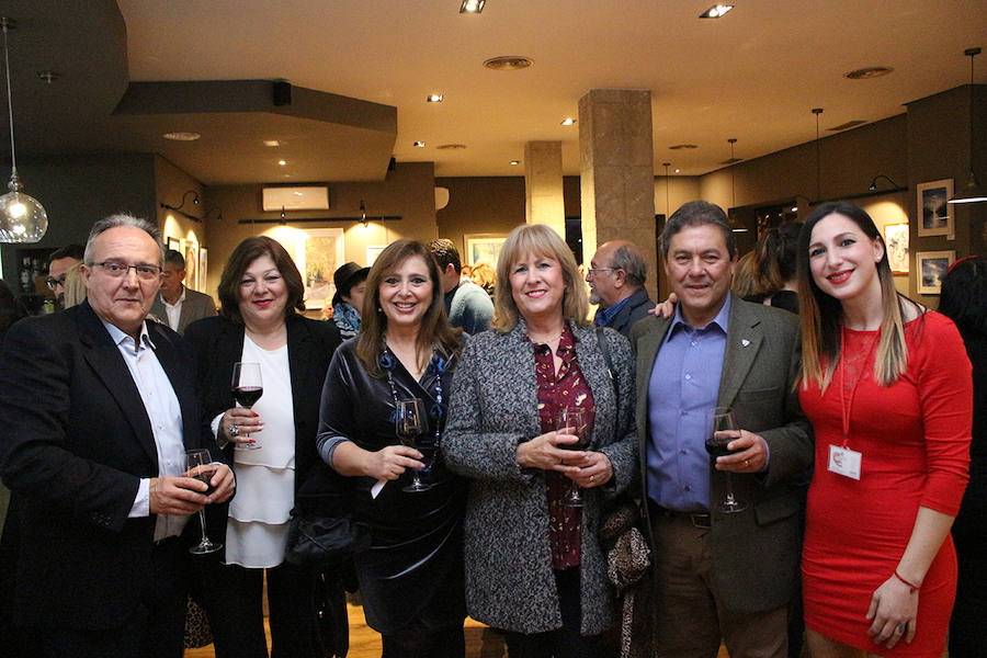 El restaurante Castaño Oscuro acoge la exposición conjunta ‘In love with art’, formada por diez artistas. en la foto, Jesús Muñoz, María D. Gálvez, Lola Ramírez, Pilar Ortega, Manuel Florentino y Marina Hernández.