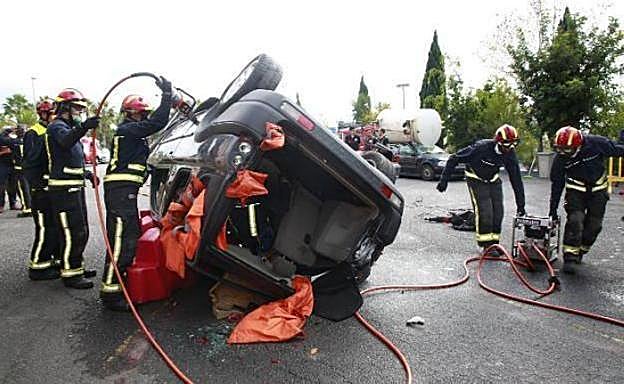 Bomberos de Marbella, en un simulacro de accidente. 