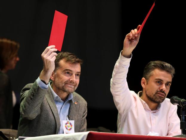 Maíllo, junto al responsable de Comunicación, Pedro Ortega, ayer en la asamblea. 