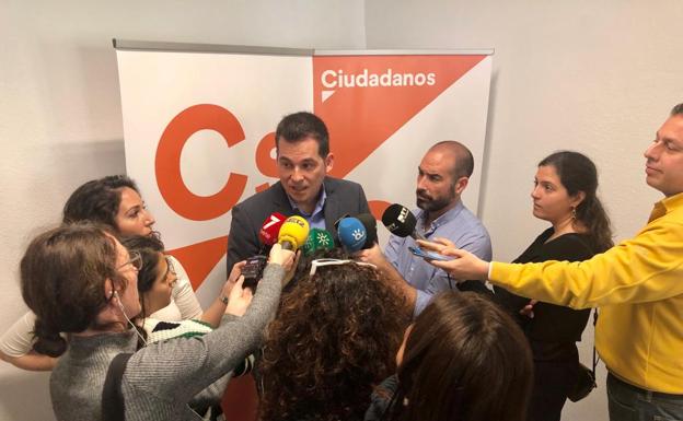 Alejandro Carballo, atendiendo a los medios, este lunes.