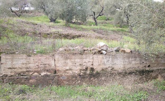 Aljibe de grandes dimensiones de Arenas El Viejo de origen musulmán con muro de tapial. 