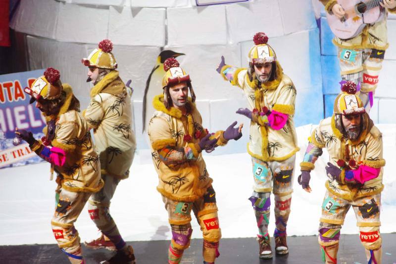 Murga 'Los ennortaos' durante la segunda semifinal del concurso del Carnaval de Málaga.