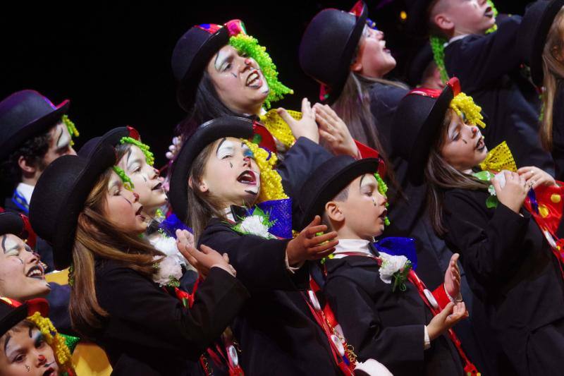 Comparsa infantil 'Este mundo loco' durante la segunda semifinal del concurso del Carnaval de Málaga.