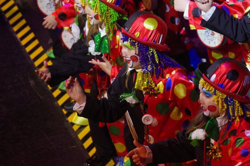 Comparsa infantil 'Este mundo loco' durante la segunda semifinal del concurso del Carnaval de Málaga.