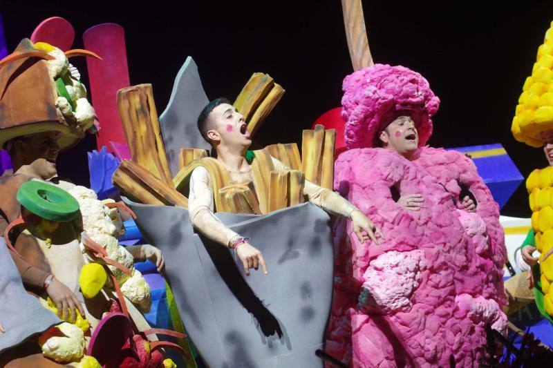 Murga 'No nos perdemos ni una' durante la segunda semifinal del concurso del Carnaval de Málaga.