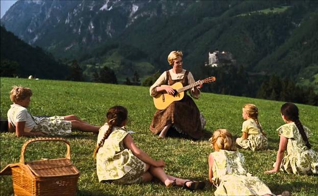 La actriz Julie Andrews interpreta en 'Sonrisas y lágrimas' a la institutriz que enamorará al capitán Von Trapp y a sus siete hijos. 