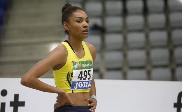 Una sensación del fútbol y el atletismo llamada Salma Paralluelo