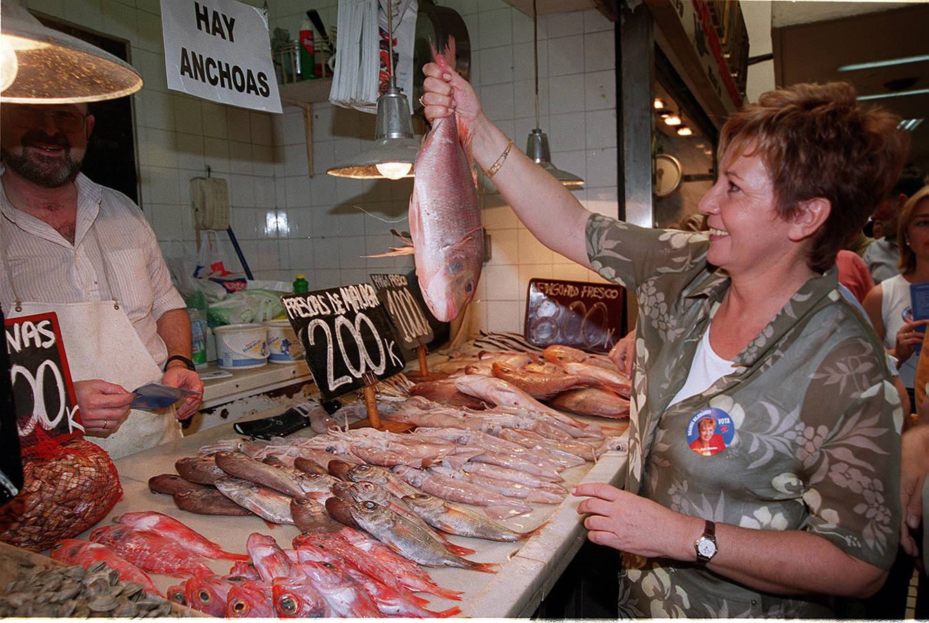 1999. Villalobos visita un puesto de pescadería durante la campaña de las municipales de ese año 