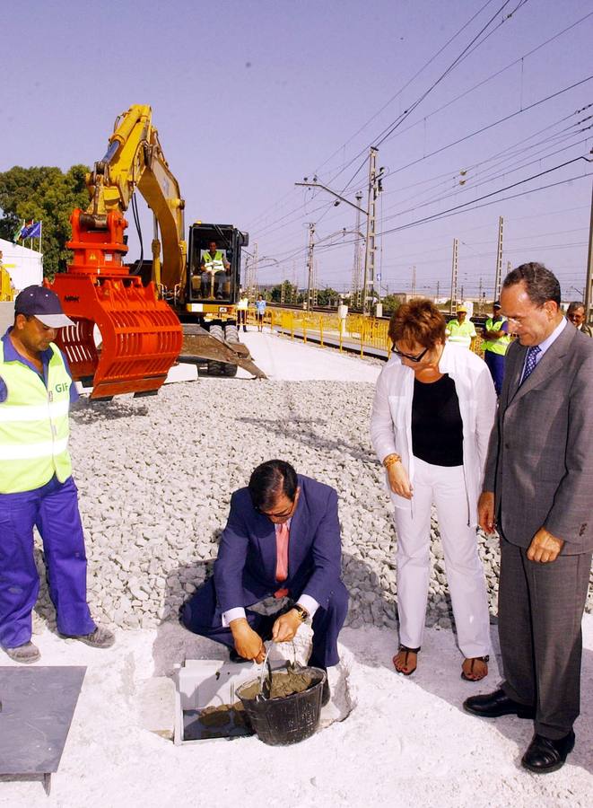 2002. Villalobos, junto a Francisco Álvarez-Cascos, en la colocaión de las traviesas del AVE