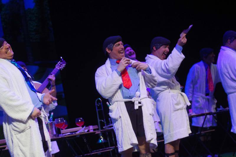 Murga 'Los másters al sol' en la cuarta semifinal del concurso de canto del Carnaval de Málaga 2019. 